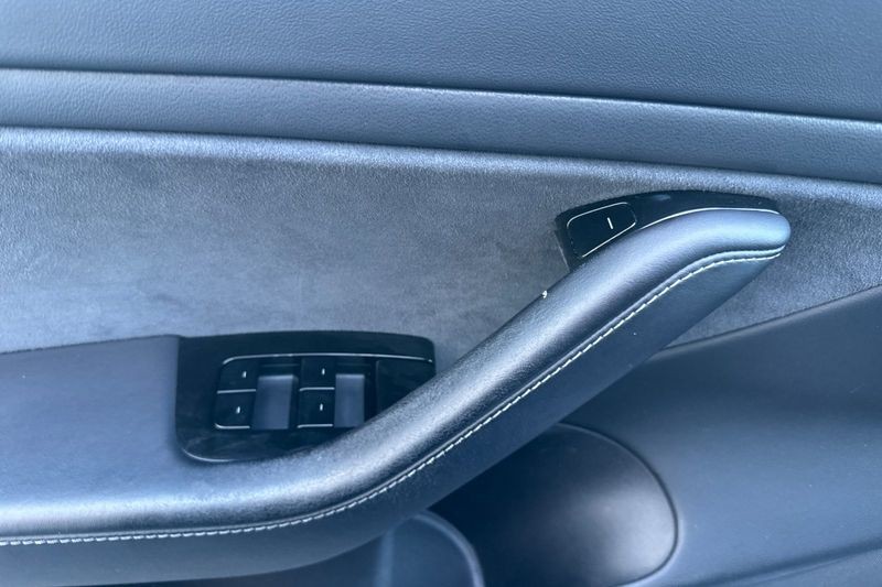 Tesla Model 3 Vehicle Full-screen Gallery Image 11