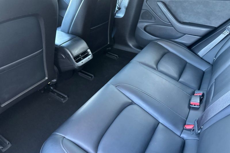 Tesla Model 3 Vehicle Full-screen Gallery Image 12