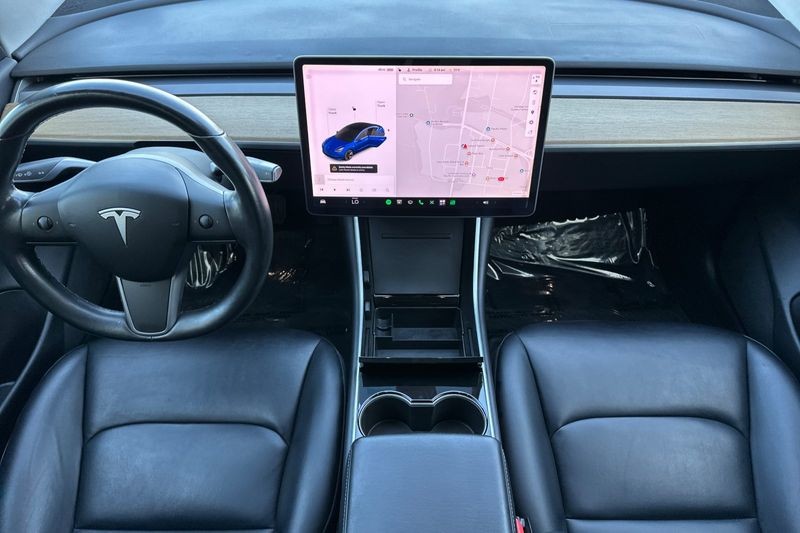 Tesla Model 3 Vehicle Full-screen Gallery Image 13