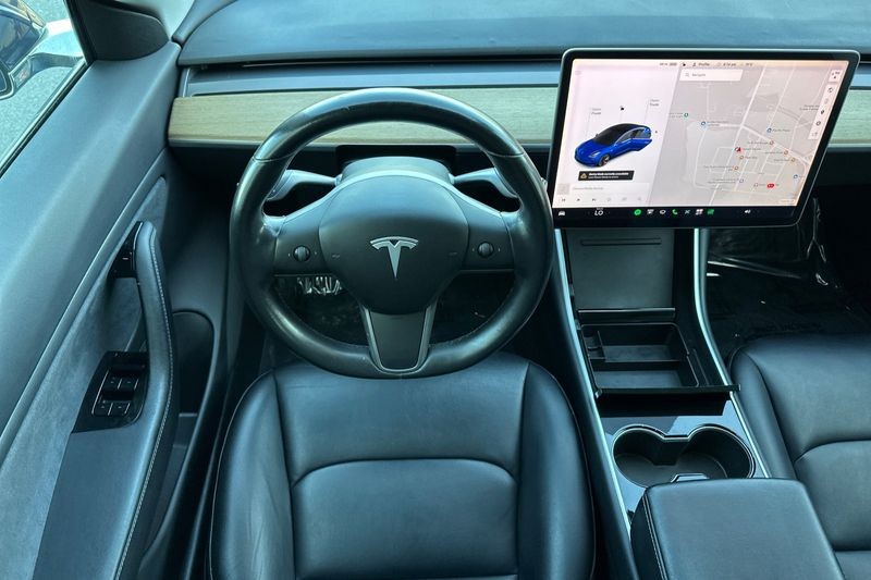Tesla Model 3 Vehicle Full-screen Gallery Image 14