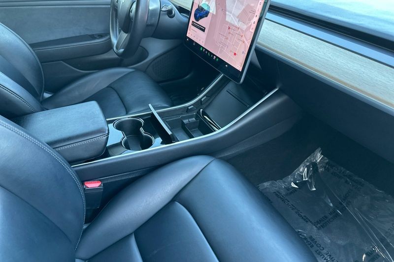 Tesla Model 3 Vehicle Full-screen Gallery Image 15
