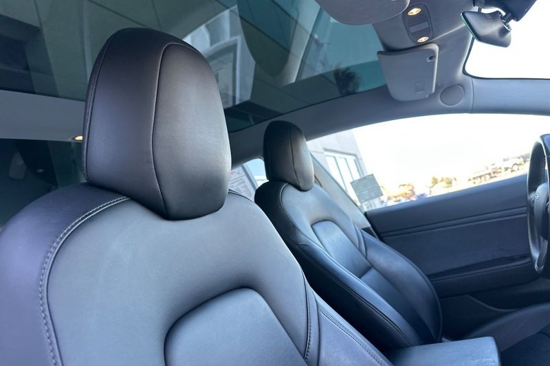 Tesla Model 3 Vehicle Full-screen Gallery Image 16
