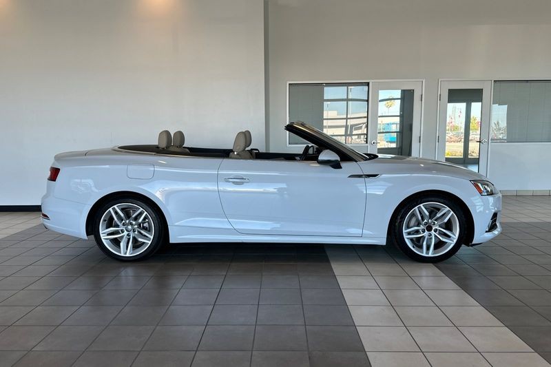 Audi A5 Cabriolet Vehicle Full-screen Gallery Image 04