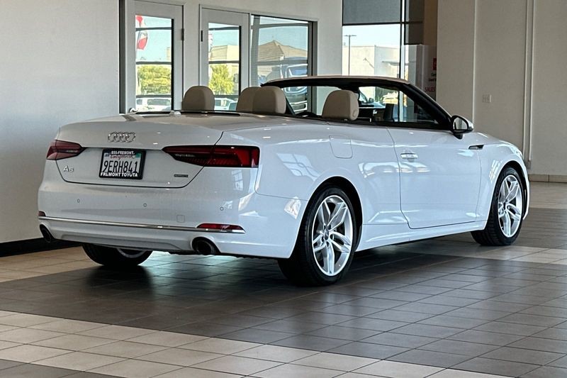 Audi A5 Cabriolet Vehicle Full-screen Gallery Image 05