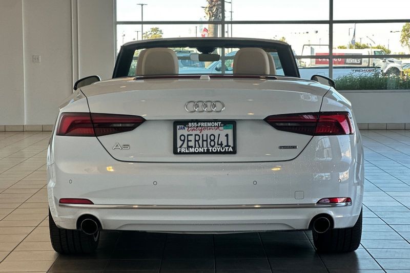Audi A5 Cabriolet Vehicle Full-screen Gallery Image 06