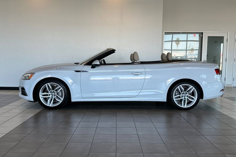 Audi A5 Cabriolet Vehicle Full-screen Gallery Image 08