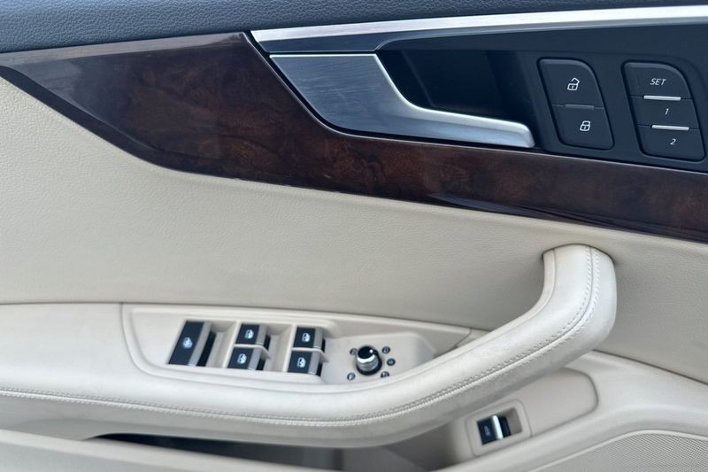Audi A5 Cabriolet Vehicle Full-screen Gallery Image 12