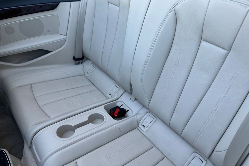 Audi A5 Cabriolet Vehicle Full-screen Gallery Image 13