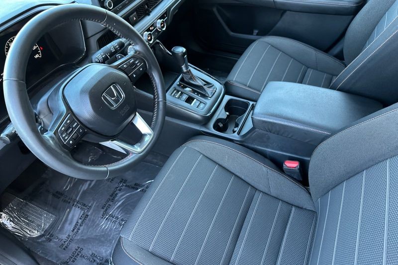 Honda CR-V Hybrid Vehicle Full-screen Gallery Image 10