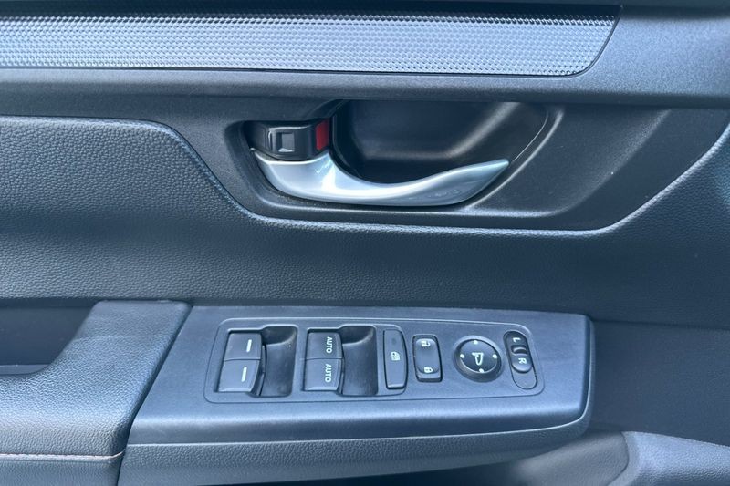 Honda CR-V Hybrid Vehicle Full-screen Gallery Image 11