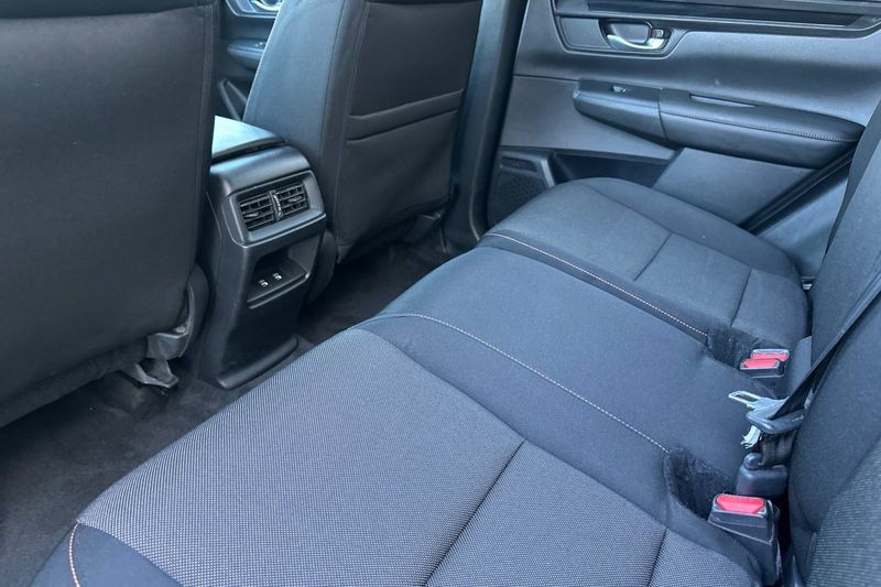 Honda CR-V Hybrid Vehicle Full-screen Gallery Image 12