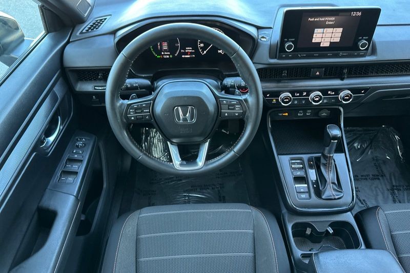 Honda CR-V Hybrid Vehicle Full-screen Gallery Image 14