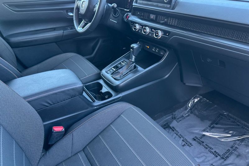 Honda CR-V Hybrid Vehicle Full-screen Gallery Image 16