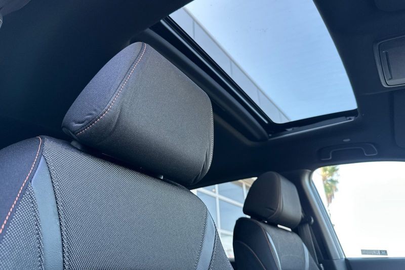 Honda CR-V Hybrid Vehicle Full-screen Gallery Image 17