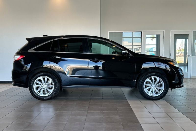 Acura RDX Vehicle Full-screen Gallery Image 03