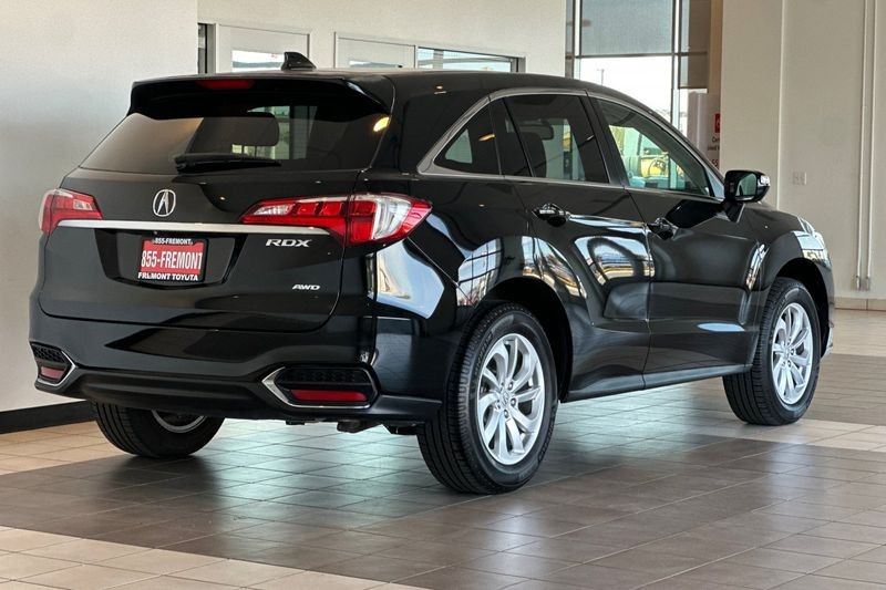 Acura RDX Vehicle Full-screen Gallery Image 04