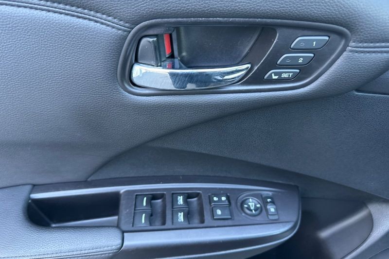 Acura RDX Vehicle Full-screen Gallery Image 11