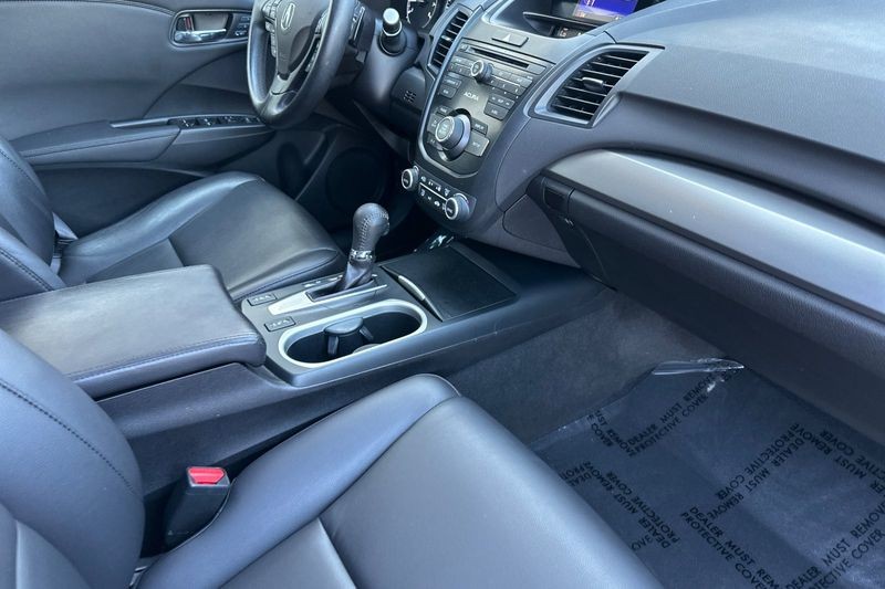 Acura RDX Vehicle Full-screen Gallery Image 16
