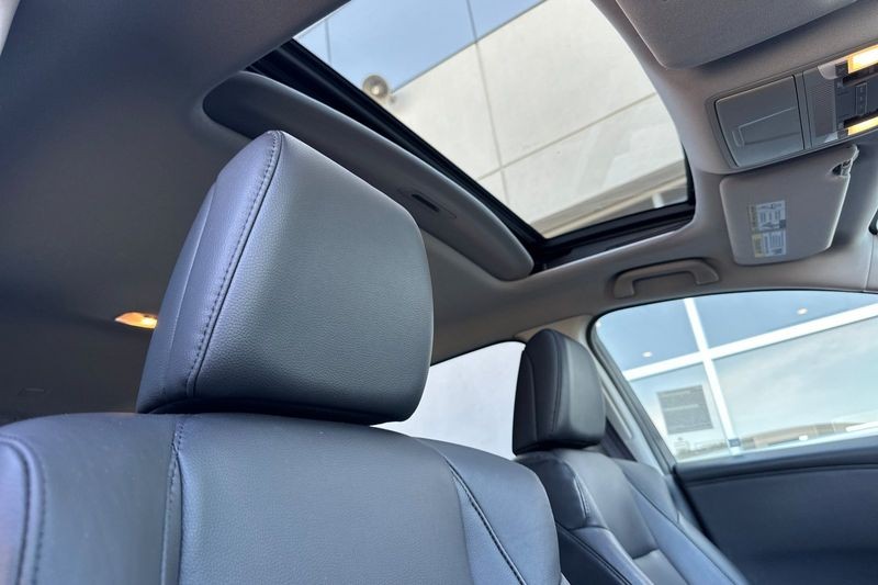 Acura RDX Vehicle Full-screen Gallery Image 17