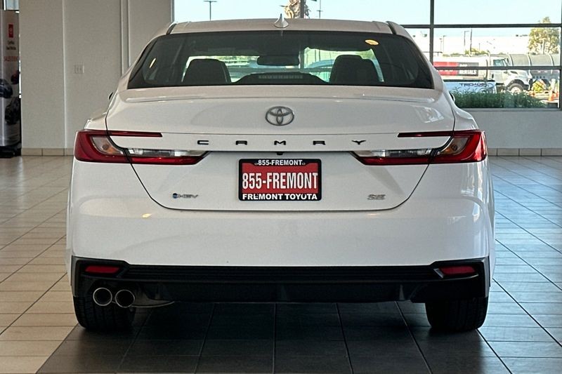 Toyota Camry Vehicle Full-screen Gallery Image 05