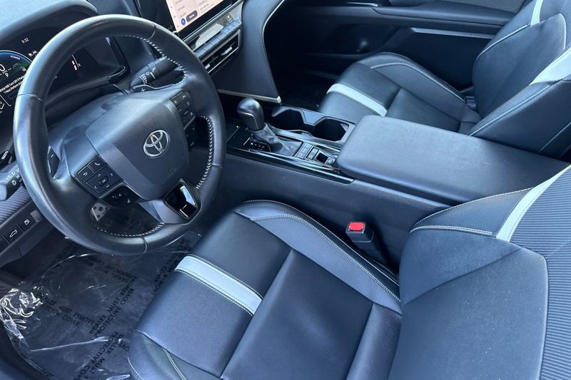 Toyota Camry Vehicle Full-screen Gallery Image 07