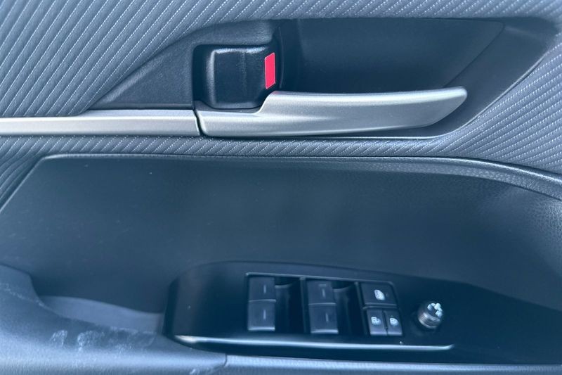 Toyota Camry Vehicle Full-screen Gallery Image 08