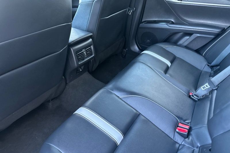Toyota Camry Vehicle Full-screen Gallery Image 09