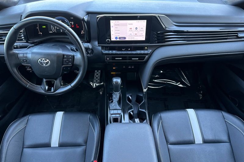 Toyota Camry Vehicle Full-screen Gallery Image 10