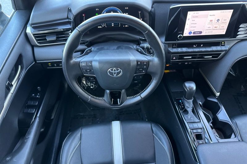 Toyota Camry Vehicle Full-screen Gallery Image 11