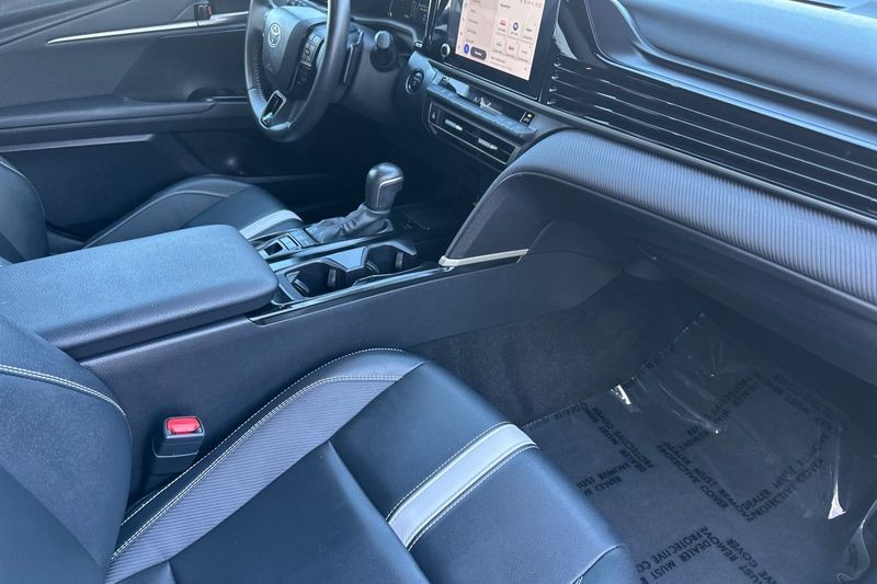 Toyota Camry Vehicle Full-screen Gallery Image 12