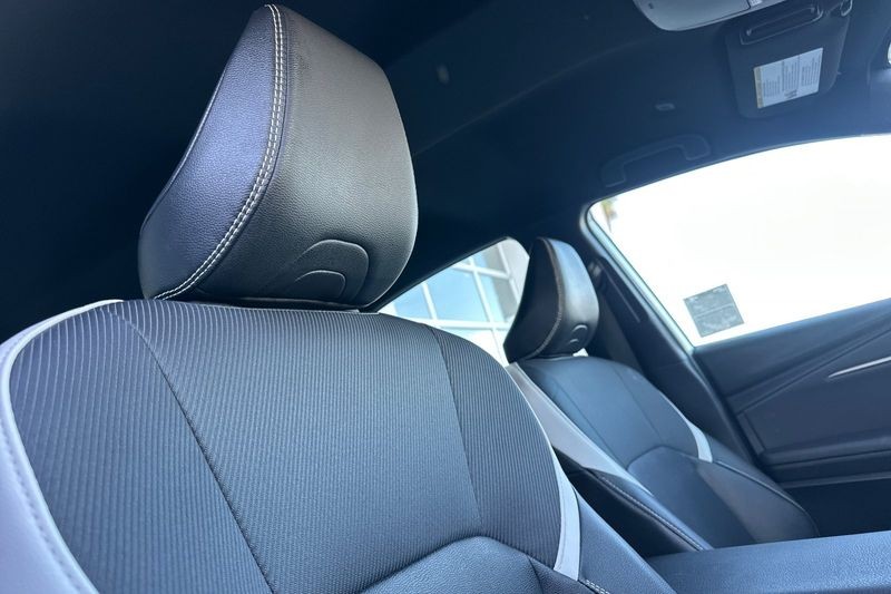 Toyota Camry Vehicle Full-screen Gallery Image 13