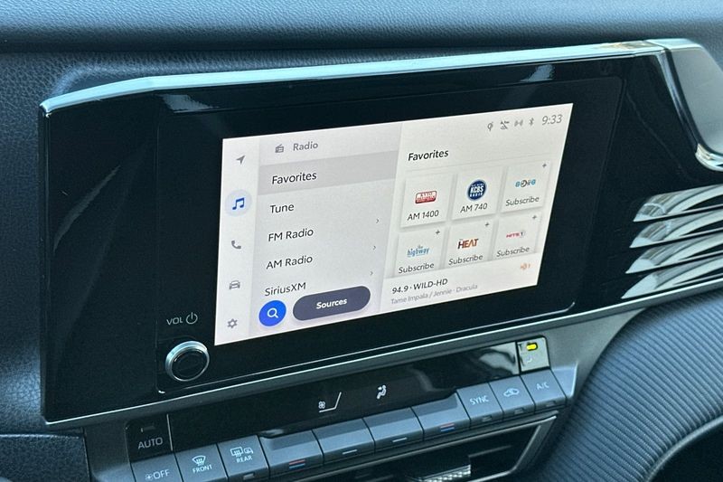 Toyota Camry Vehicle Full-screen Gallery Image 14