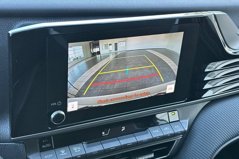 Toyota Camry Vehicle Full-screen Gallery Image 15