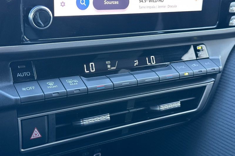 Toyota Camry Vehicle Full-screen Gallery Image 16