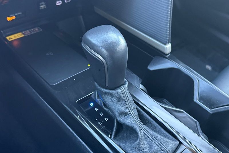 Toyota Camry Vehicle Full-screen Gallery Image 17
