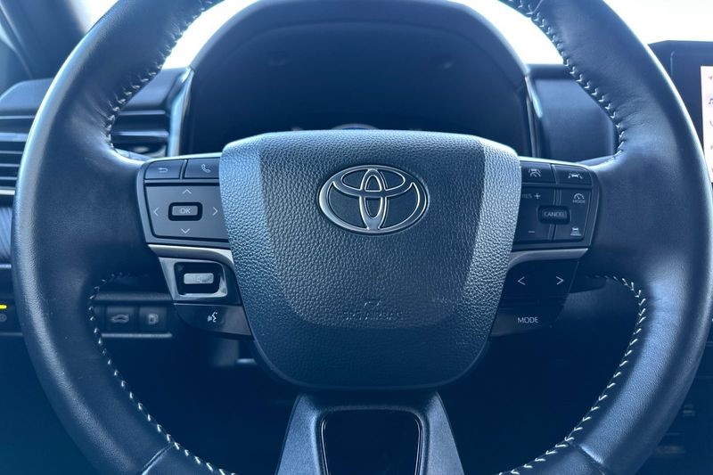Toyota Camry Vehicle Full-screen Gallery Image 19
