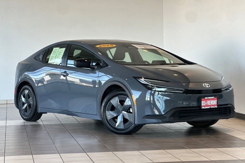 Toyota Prius Vehicle Full-screen Gallery Image 02