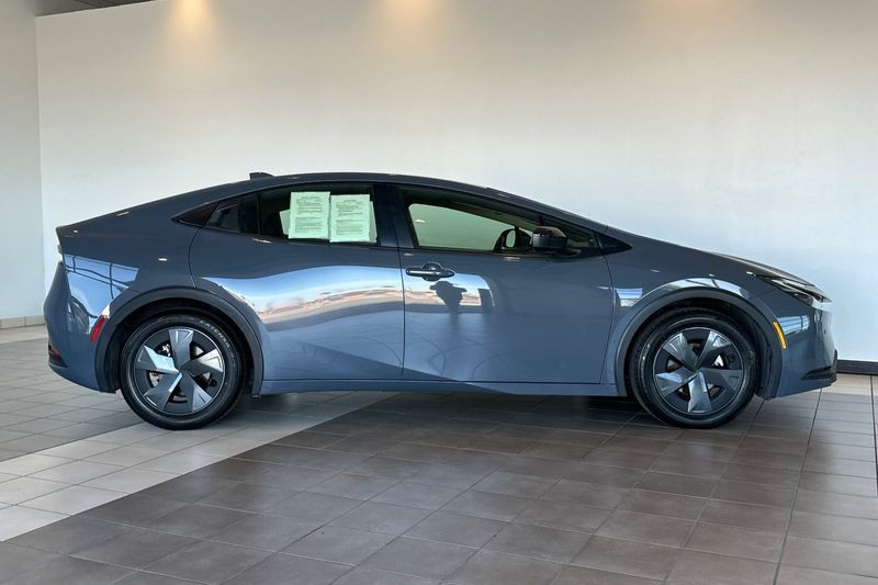 Toyota Prius Vehicle Full-screen Gallery Image 03