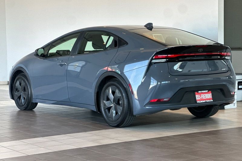 Toyota Prius Vehicle Full-screen Gallery Image 06