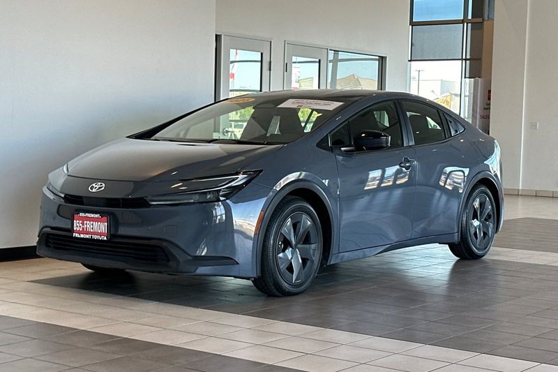 Toyota Prius Vehicle Full-screen Gallery Image 08