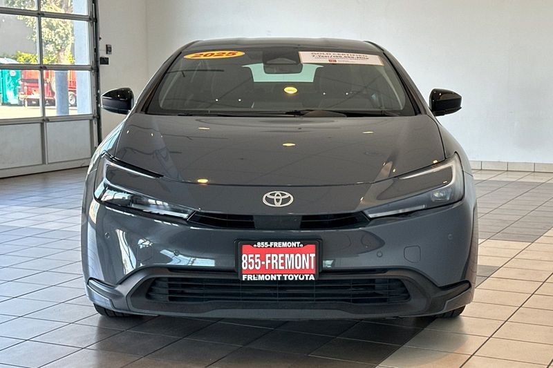 Toyota Prius Vehicle Full-screen Gallery Image 09