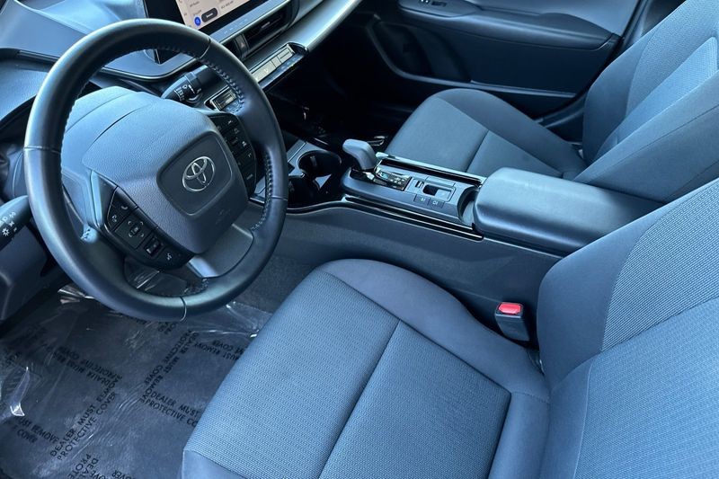 Toyota Prius Vehicle Full-screen Gallery Image 10