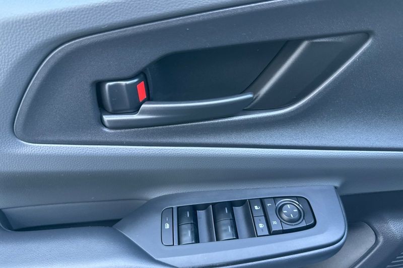 Toyota Prius Vehicle Full-screen Gallery Image 11