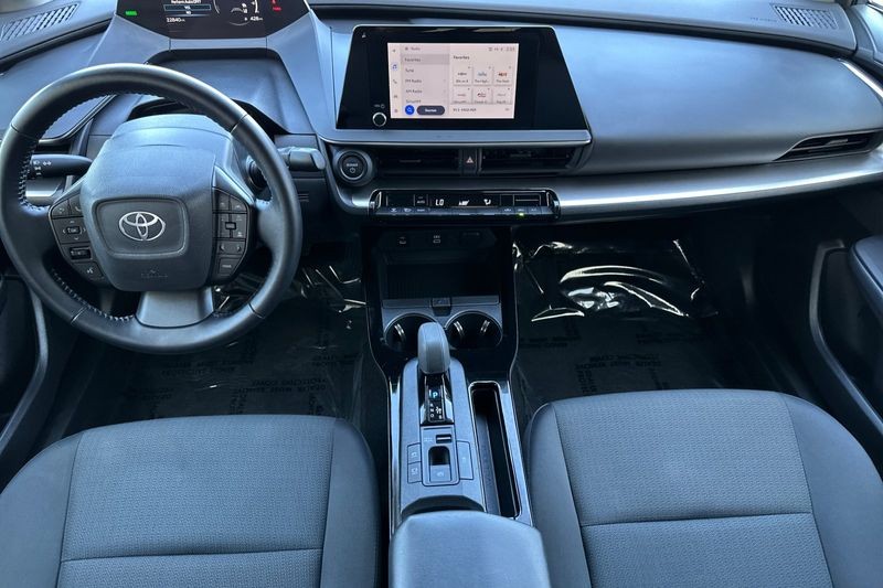 Toyota Prius Vehicle Full-screen Gallery Image 13