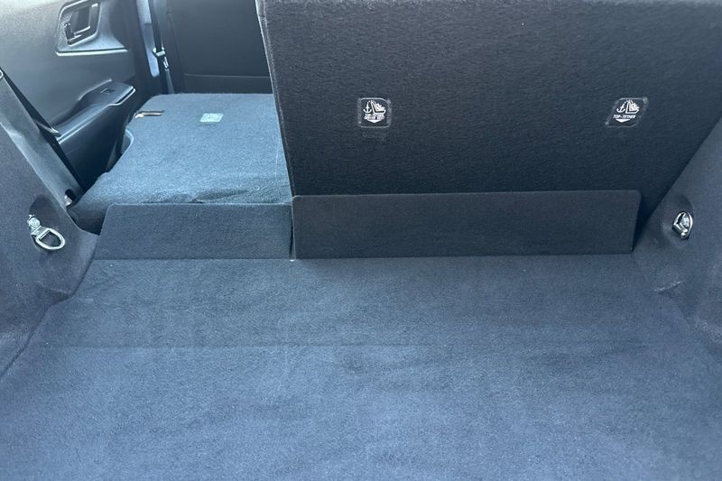 Toyota Prius Vehicle Full-screen Gallery Image 15