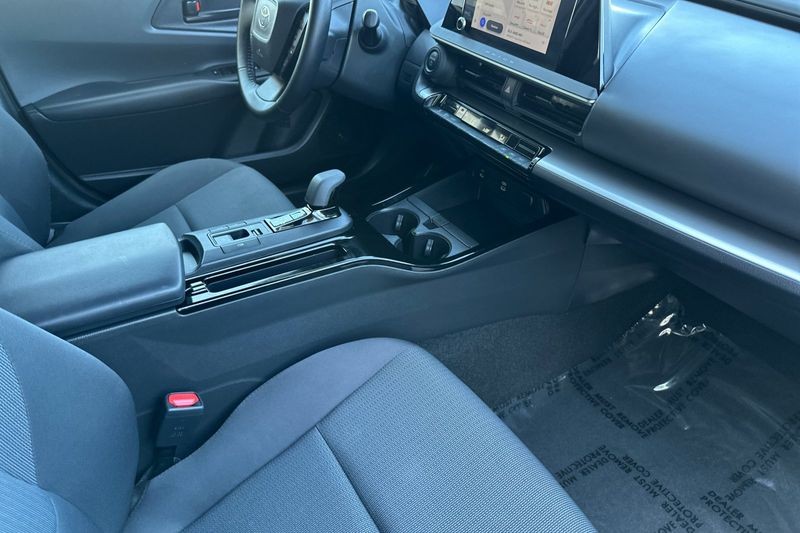 Toyota Prius Vehicle Full-screen Gallery Image 16