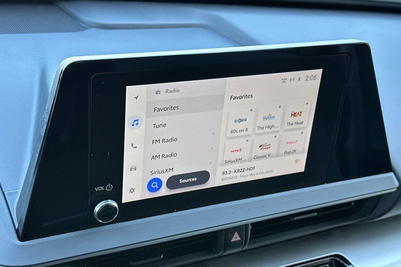 Toyota Prius Vehicle Full-screen Gallery Image 18