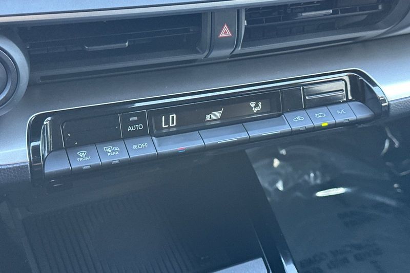 Toyota Prius Vehicle Full-screen Gallery Image 20