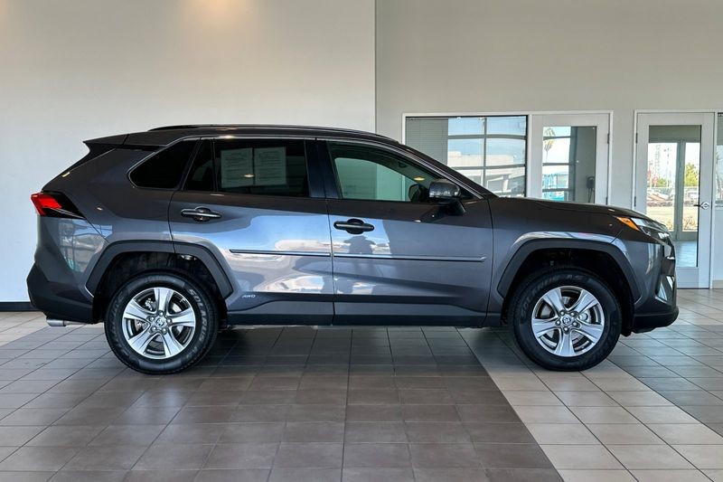 Toyota RAV4 Vehicle Full-screen Gallery Image 03