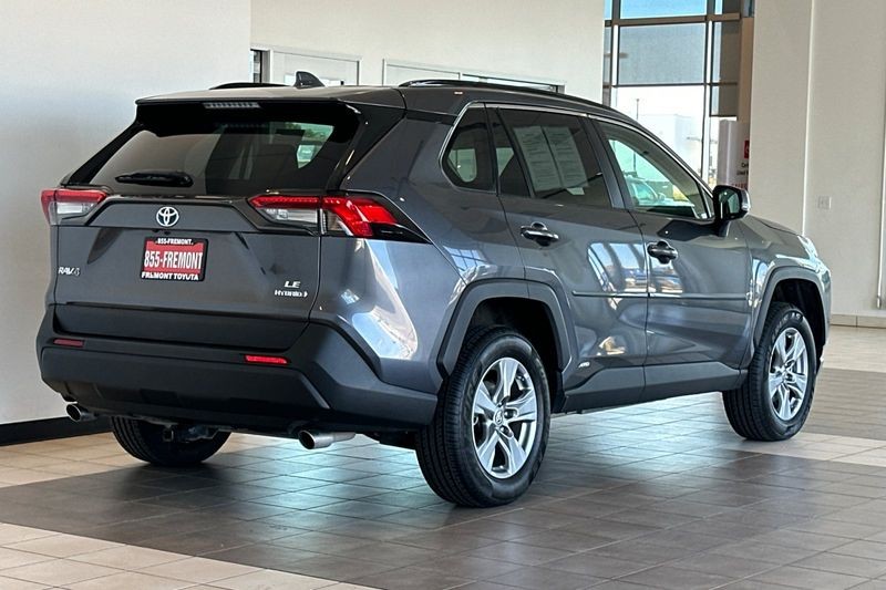 Toyota RAV4 Vehicle Full-screen Gallery Image 04
